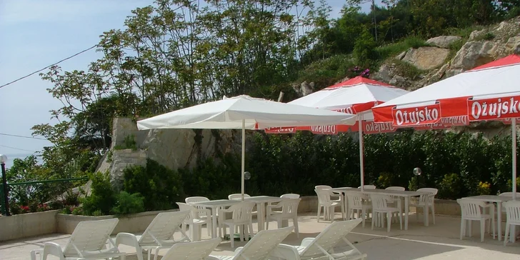 Dovolená u Omiše pro rodinu či pár: až 7 nocí v pokoji či apartmánu s balkonem, 120 m od pláže