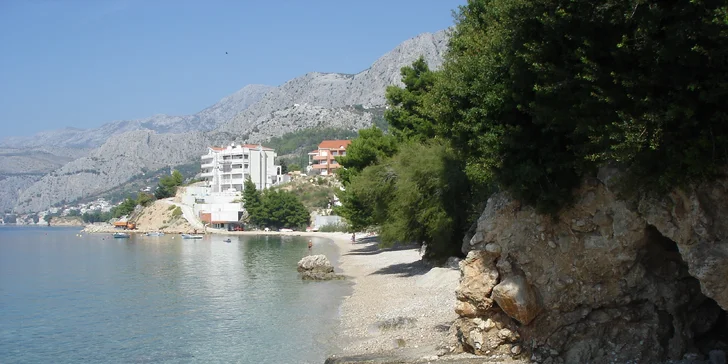 Dovolená u Omiše pro rodinu či pár: až 7 nocí v pokoji či apartmánu s balkonem, 120 m od pláže