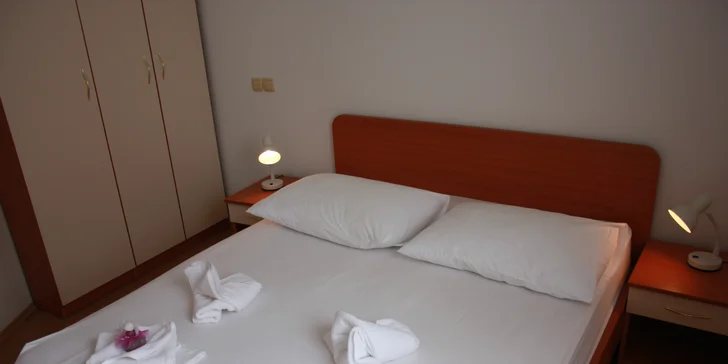 Dovolená u Omiše pro rodinu či pár: až 7 nocí v pokoji či apartmánu s balkonem, 120 m od pláže