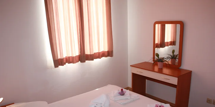Dovolená u Omiše pro rodinu či pár: až 7 nocí v pokoji či apartmánu s balkonem, 120 m od pláže
