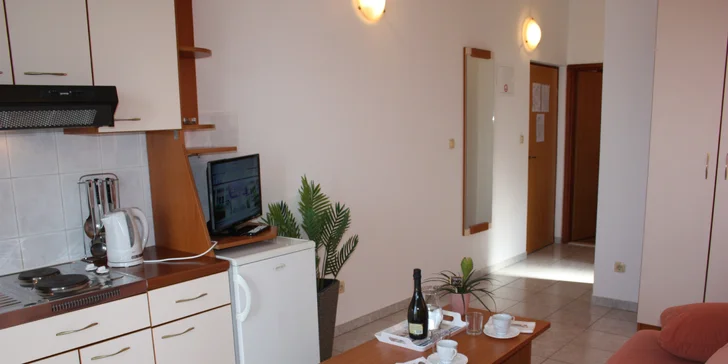 Dovolená u Omiše pro rodinu či pár: až 7 nocí v pokoji či apartmánu s balkonem, 120 m od pláže