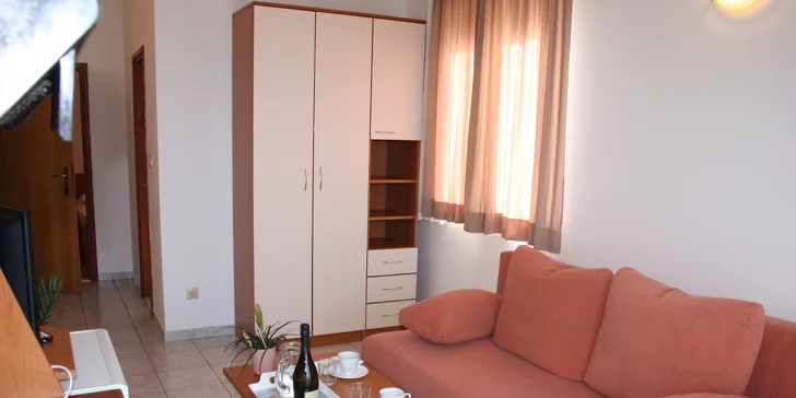 Dovolená u Omiše pro rodinu či pár: až 7 nocí v pokoji či apartmánu s balkonem, 120 m od pláže