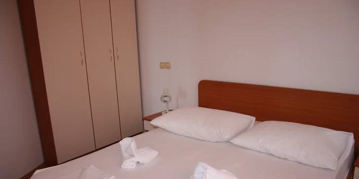 Dovolená u Omiše pro rodinu či pár: až 7 nocí v pokoji či apartmánu s balkonem, 120 m od pláže