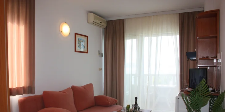 Dovolená u Omiše pro rodinu či pár: až 7 nocí v pokoji či apartmánu s balkonem, 120 m od pláže