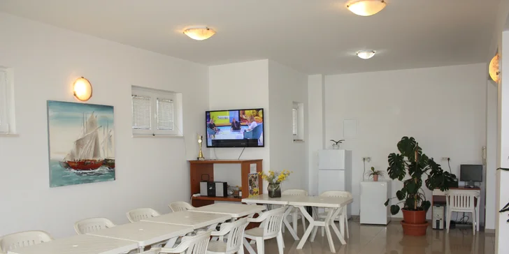 Dovolená u Omiše pro rodinu či pár: až 7 nocí v pokoji či apartmánu s balkonem, 120 m od pláže