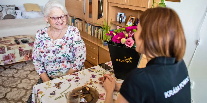 Přispějte nadaci, která pomáhá osamělým seniorům: nákup potravin, zajištění pochůzek i vlídné slovo