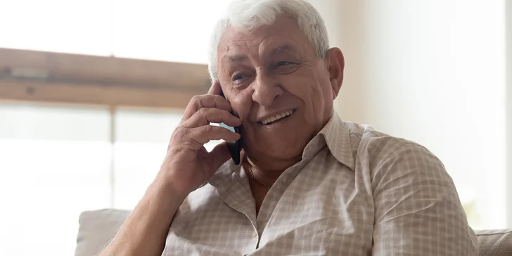 Přispějte nadaci, která pomáhá osamělým seniorům: nákup potravin, zajištění pochůzek i vlídné slovo