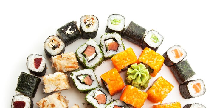 Bohatá sushi menu s sebou z nového sushi baru