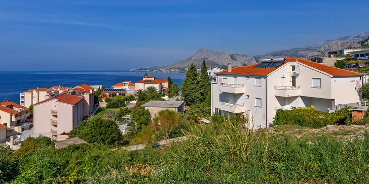 Dovolená u Omiše pro rodinu či pár: až 7 nocí v pokoji či apartmánu s balkonem, 120 m od pláže