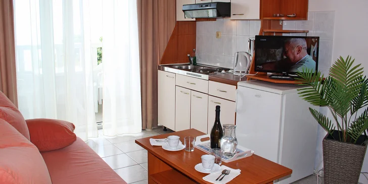 Dovolená u Omiše pro rodinu či pár: až 7 nocí v pokoji či apartmánu s balkonem, 120 m od pláže