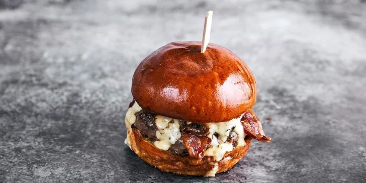 Burger, domácí hranolky, coleslaw a lívance pro 2 osoby