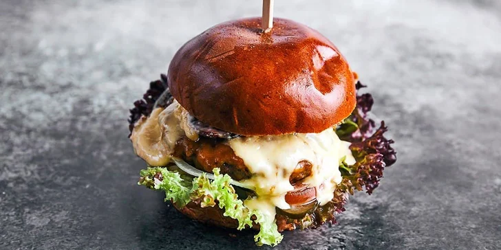 Burger, domácí hranolky, coleslaw a lívance pro 2 osoby