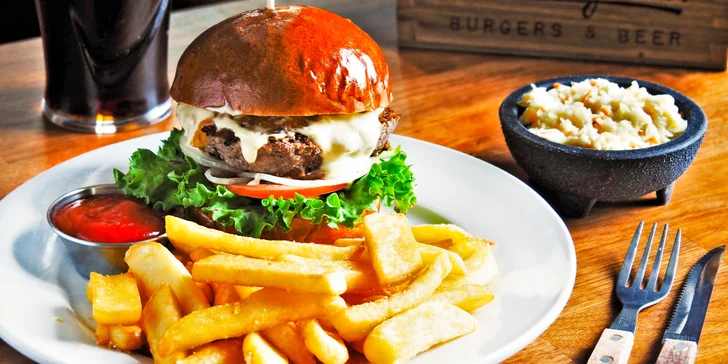 Burger, domácí hranolky, coleslaw a lívance pro 2 osoby