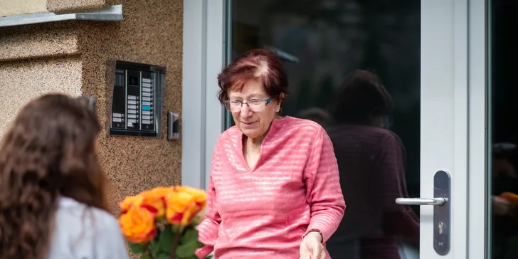 Přispějte nadaci, která pomáhá osamělým seniorům: nákup potravin, zajištění pochůzek i vlídné slovo