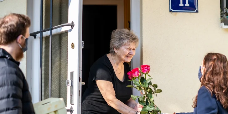 Přispějte nadaci, která pomáhá osamělým seniorům: nákup potravin, zajištění pochůzek i vlídné slovo