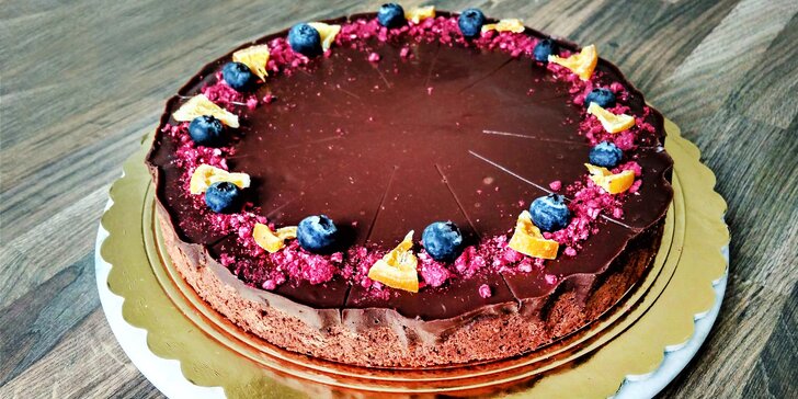 Výběr ze 4 druhů domácích dortů: brownies, makový a citronový cheesecake a ovocný dort