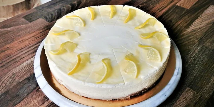 Výběr ze 4 druhů domácích dortů: brownies, makový a citronový cheesecake a ovocný dort
