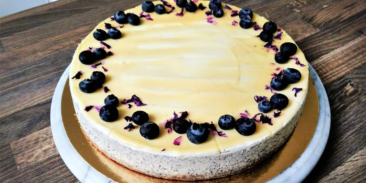Výběr ze 4 druhů domácích dortů: brownies, makový a citronový cheesecake a ovocný dort