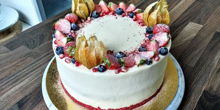 Výběr ze 4 druhů domácích dortů: brownies, makový a citronový cheesecake a ovocný dort