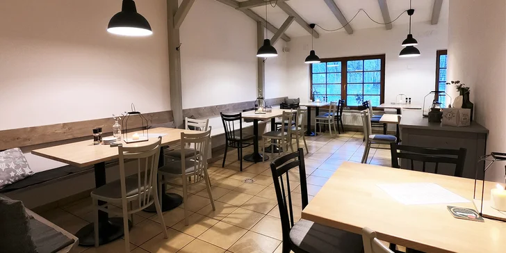 Dva vyladěné burgery a domácí hranolky v oblíbené restauraci Nová Chaloupka