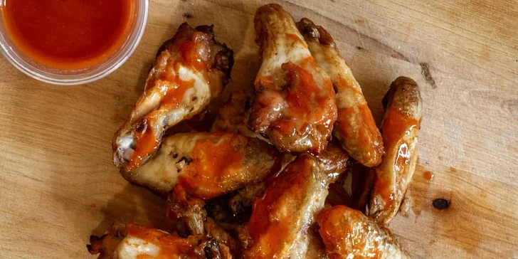 20% sleva na celý sortiment Chicken Guys Luka: grilovaná kuřata a přílohy s sebou