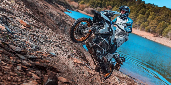 Vyjeďte s BMW do terénu: 2hod. jízda na 6 motocyklech, soukromý okruh, rovinky i sjezdy a překážky
