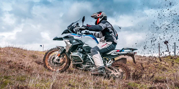 Vyjeďte s BMW do terénu: 2hod. jízda na 6 motocyklech, soukromý okruh, rovinky i sjezdy a překážky