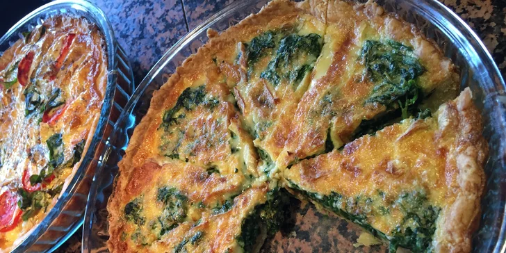 Nápoj dle výběru a k tomu třeba závin, hummus nebo quiche i s možností odnosu s sebou