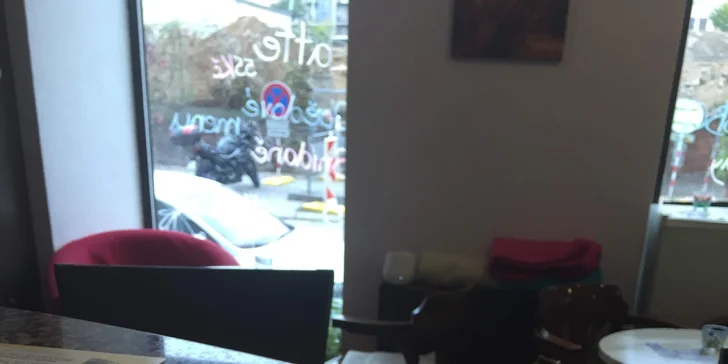 Nápoj dle výběru a k tomu třeba závin, hummus nebo quiche i s možností odnosu s sebou