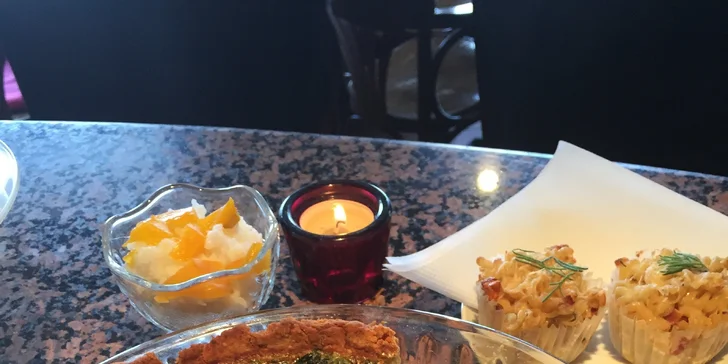 Nápoj dle výběru a k tomu třeba závin, hummus nebo quiche i s možností odnosu s sebou