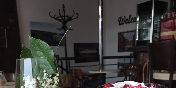 Nápoj dle výběru a k tomu třeba závin, hummus nebo quiche i s možností odnosu s sebou