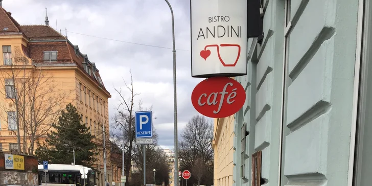 Nápoj dle výběru a k tomu třeba závin, hummus nebo quiche i s možností odnosu s sebou