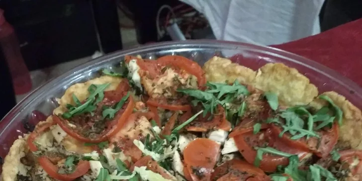 Nápoj dle výběru a k tomu třeba závin, hummus nebo quiche i s možností odnosu s sebou
