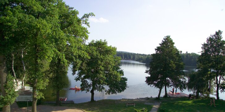 Léto nebo podzim na Karlovarsku: hotel u jezera, bazén, vířivka a polopenze