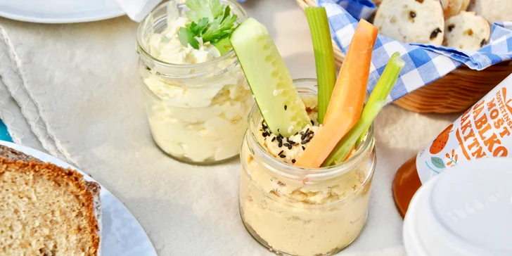 Nápoj dle výběru a k tomu třeba závin, hummus nebo quiche i s možností odnosu s sebou