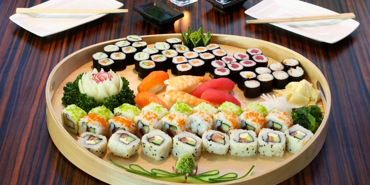 Sushi sety s 21–70 kousky: nigiri, maki i roll s krevetami, lososem či tuňákem