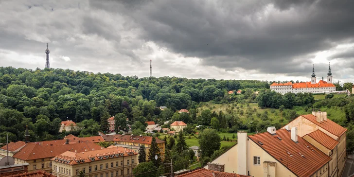 Pobyt na Malé Straně přímo pod Pražským hradem: moderní pokoje v historické budově a snídaně