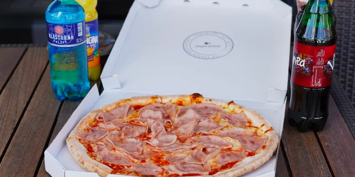 Skočte si pro pizzu nebo burger: take away jídlo a pití z restaurace pod Žižkovskou věží