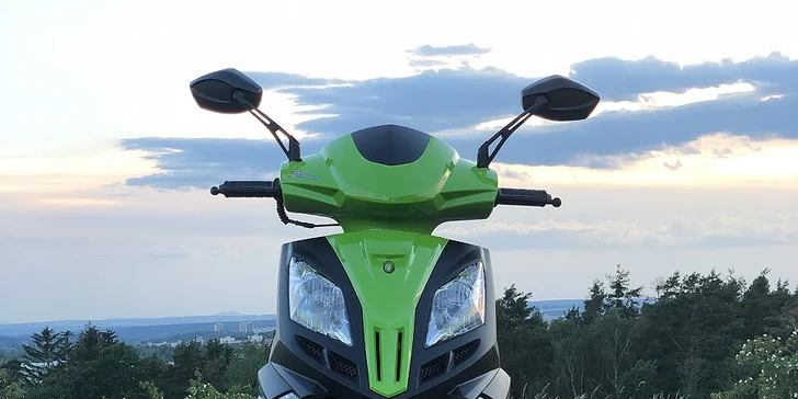 Výlet na dvou kolech: zapůjčení nového skútru vč. helmy a rukavic na den nebo celý víkend