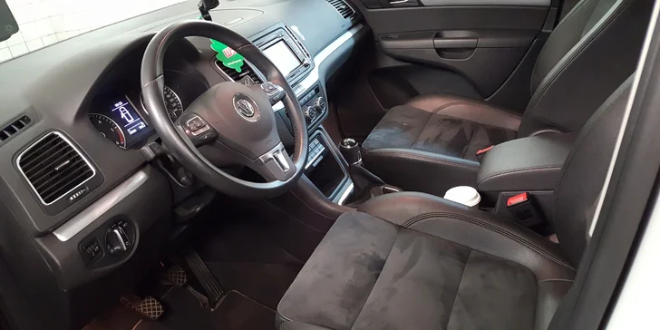 Ruční mytí automobilu v centru Brna