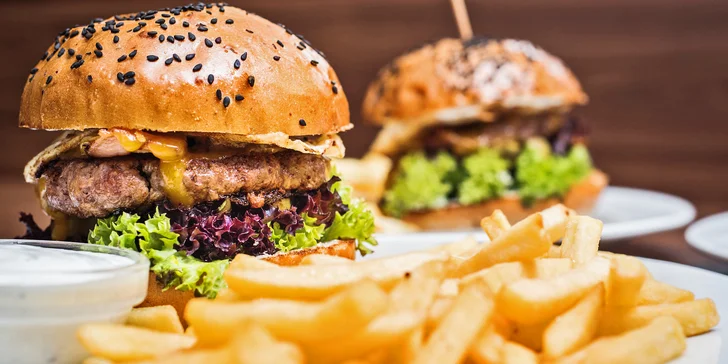 Na tahu s pochoutkami: vyrazte na 2 burgery, hranolky a cibulové kroužky