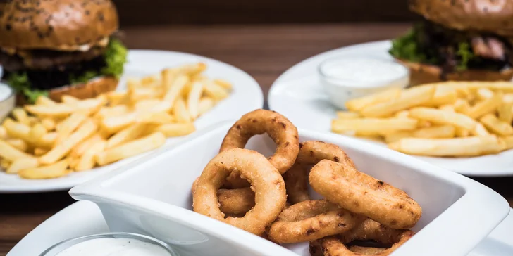 Na tahu s pochoutkami: vyrazte na 2 burgery, hranolky a cibulové kroužky