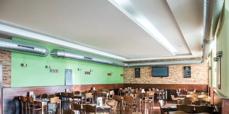 Na tahu s pochoutkami: vyrazte na 2 burgery, hranolky a cibulové kroužky
