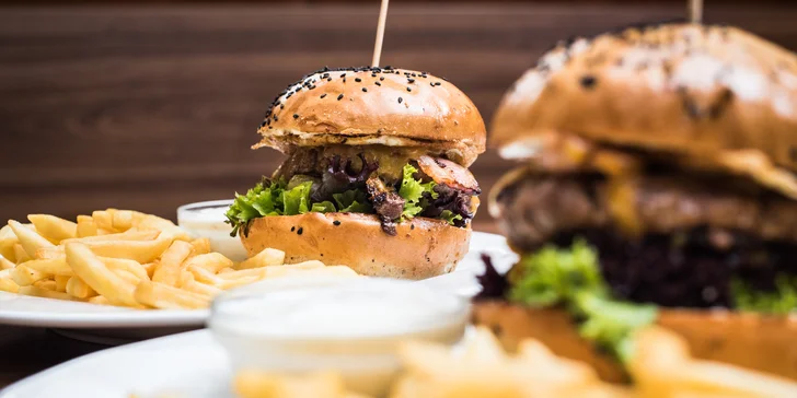 Na tahu s pochoutkami: vyrazte na 2 burgery, hranolky a cibulové kroužky