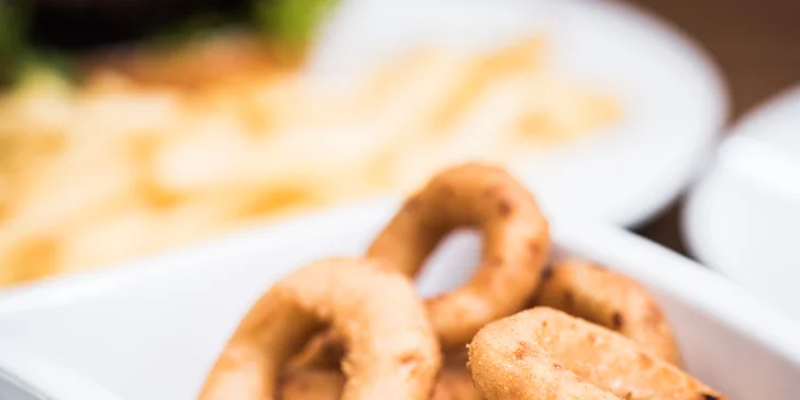 Na tahu s pochoutkami: vyrazte na 2 burgery, hranolky a cibulové kroužky