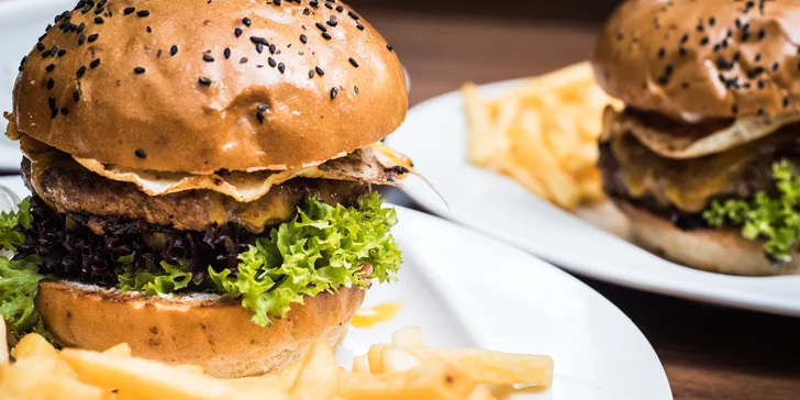 Na tahu s pochoutkami: vyrazte na 2 burgery, hranolky a cibulové kroužky