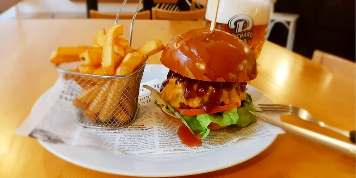 Pivovarská restaurace U Richarda: burger s hovězím a čedarem, belgické hranolky a řemeslné pivo