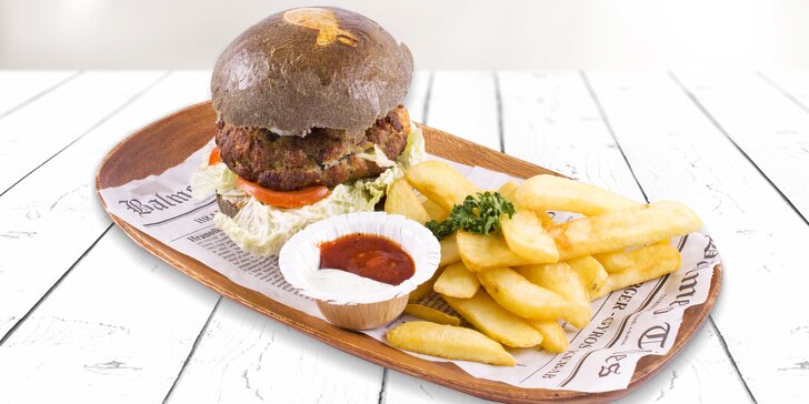 Ryba do ruky: kapří burger v domácí bulce, steakové hranolky, dip a nápoj pro jednoho i dva