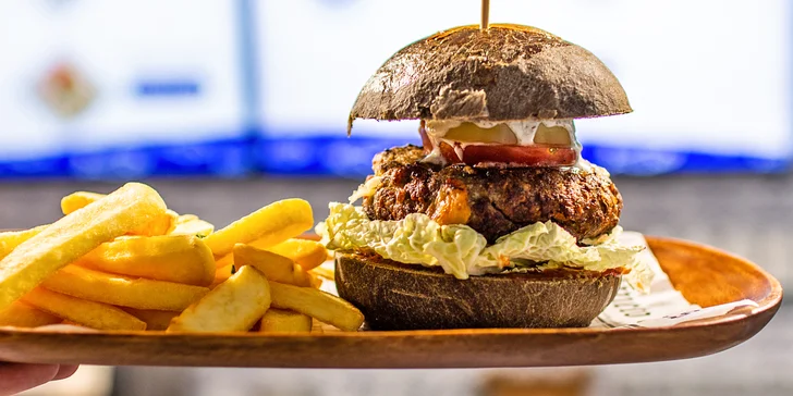 Ryba do ruky: kapří burger v domácí bulce, steakové hranolky, dip a nápoj pro jednoho i dva