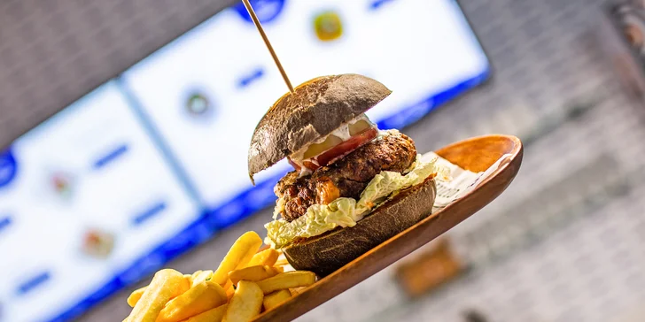 Ryba do ruky: kapří burger v domácí bulce, steakové hranolky, dip a nápoj pro jednoho i dva